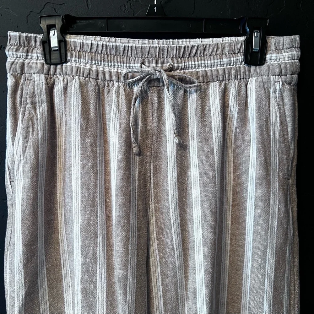 Banana Republic women’s pants Size: S Color: beige/ white striped print like New